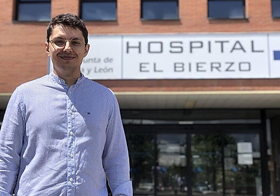 Eduardo Martínez, ante la puerta principal del Hospital del Bierzo.