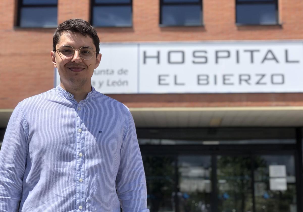 Eduardo Martínez, ante la puerta principal del Hospital del Bierzo.
