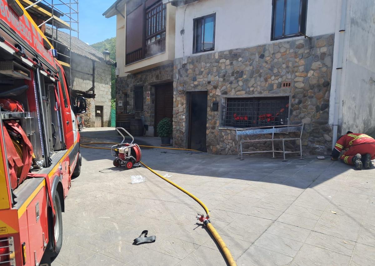 Imagen secundaria 1 - El fuego se produjo en la planta baja de la casa situada en la calle del Oro de Molinaseca.