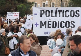 Imagen de la concentración y manifestación de OncoBierzo por las calles de Valladolid hasta la consejería de Sanidad.
