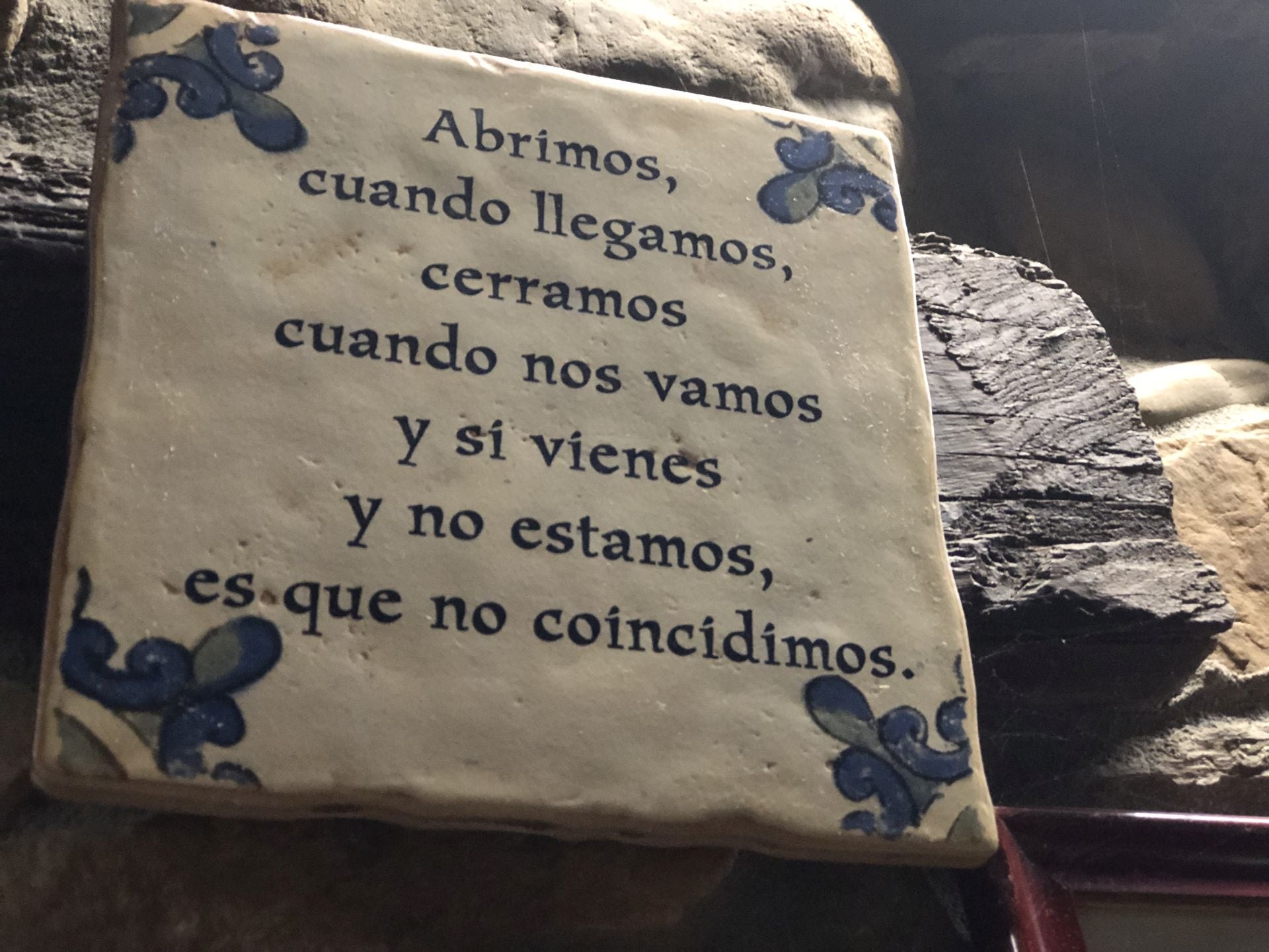 Imagen de uno de los azulejos que cuelgan de las paredes del mítico negocio ponferradino.