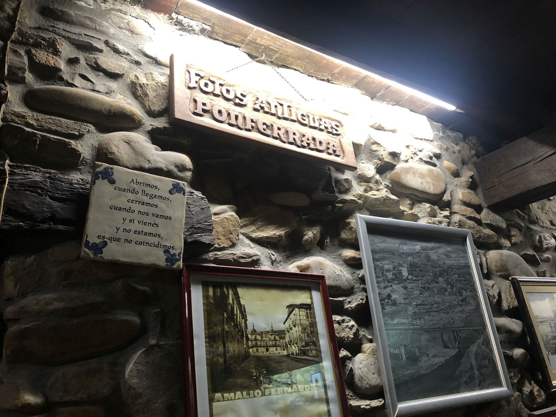 Rincón donde se pueden contemplar algunas de las fotos antiguas que pueblan las paredes de la bodega.