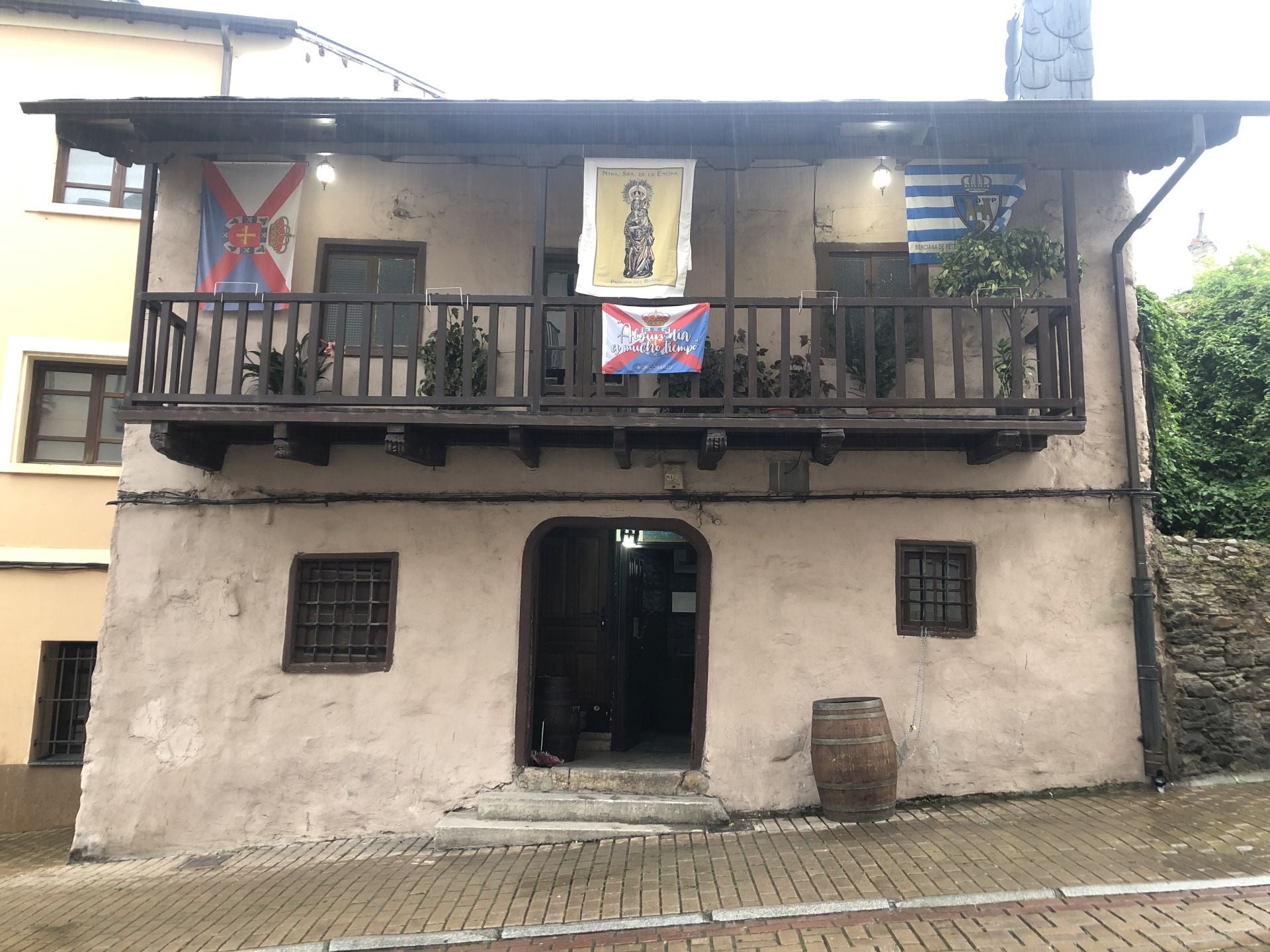 La emblemática bodega se ubica el bajo de la casa situada en el número 12 de la calle Cruz de Miranda del casco antiguo de Ponferrada.