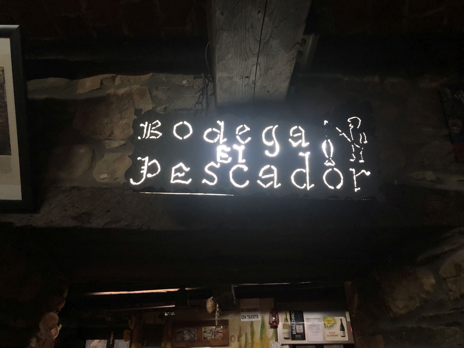 Cartel luminoso a la entrada de la bodega.