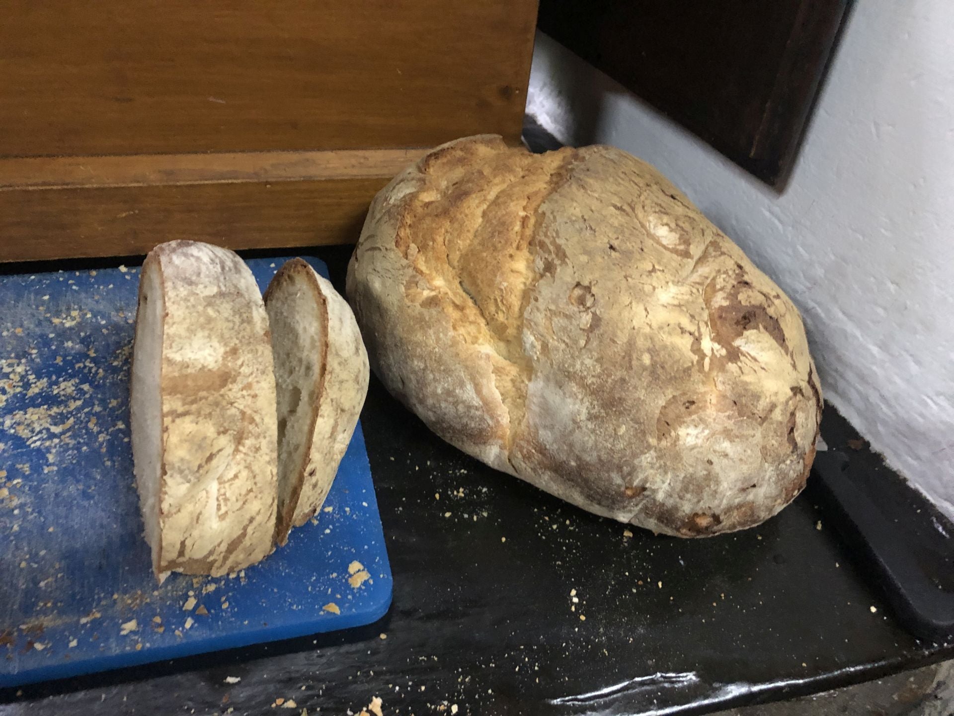 Pan de hogaza para elaboración de sus tradicionales sopas de ajo.