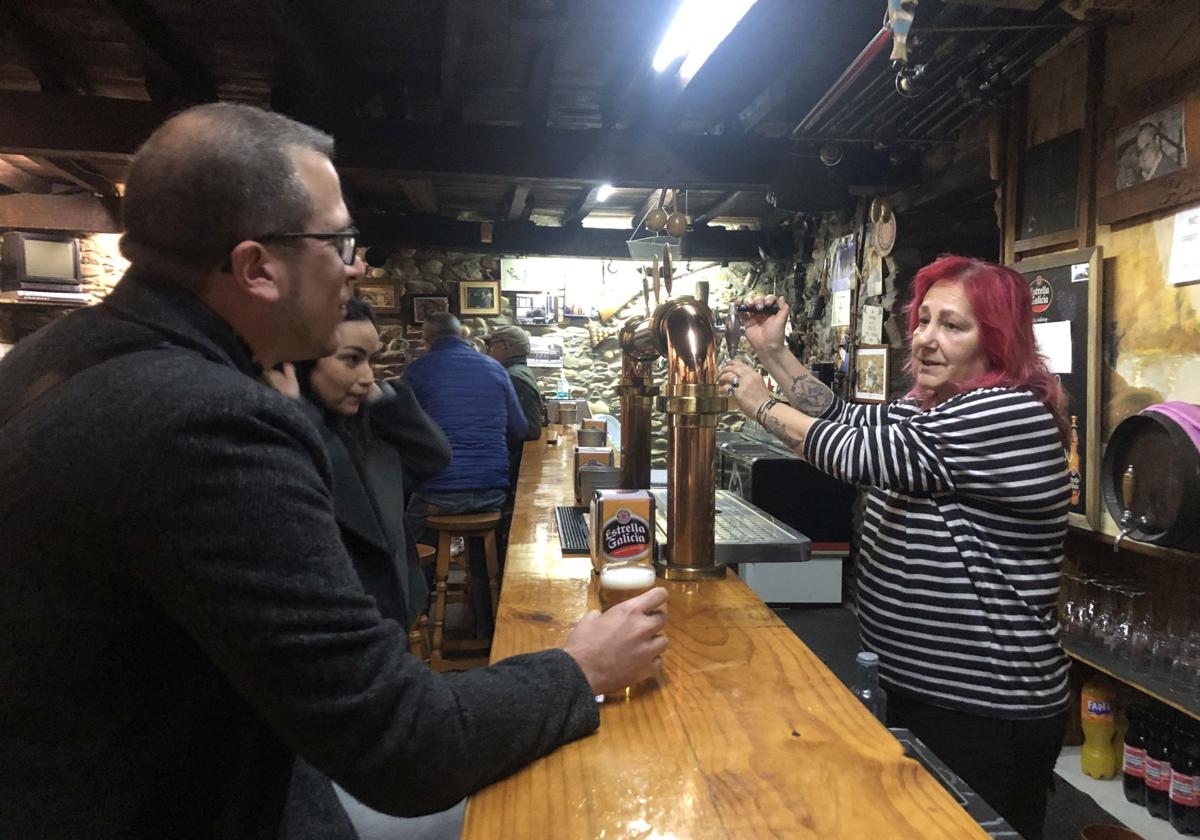 «Chavales, si queréis tomar vinos dejarme coger las botellas»