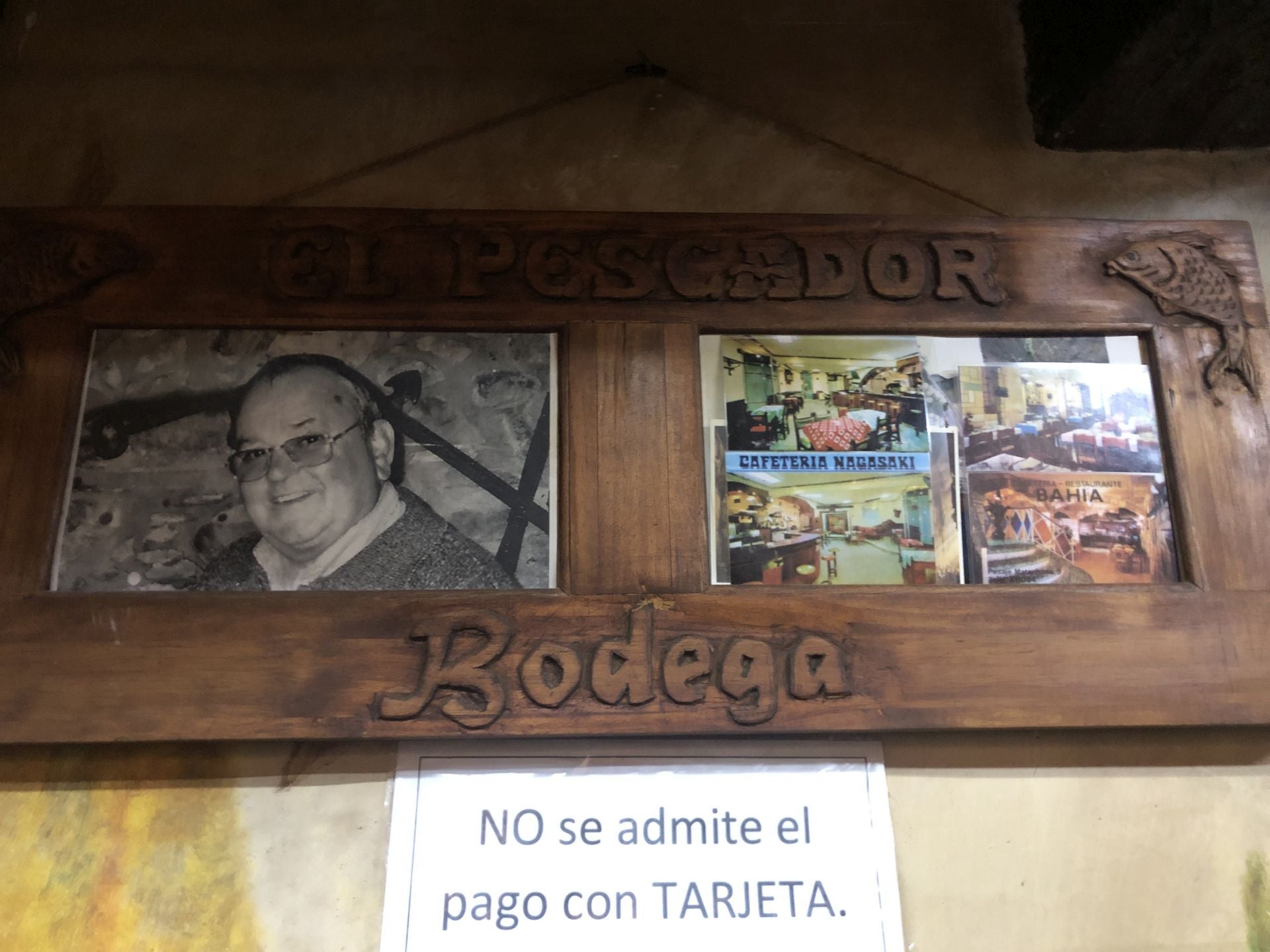 Una foto de José Antonio Rodríguez, Toñín, preside la barra de la mítica bodega de la zona histórica de Ponferrada.