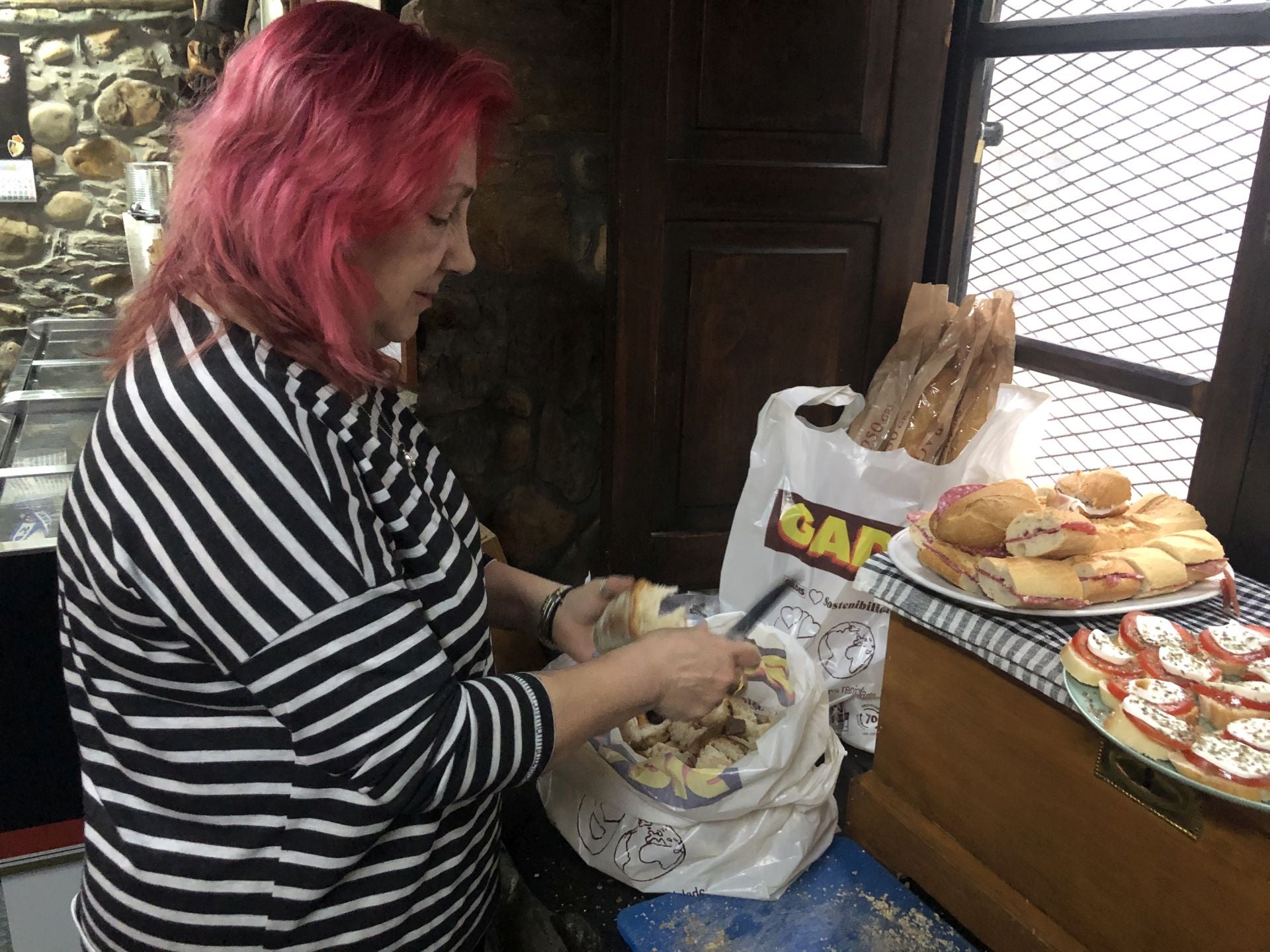 Ana Rodríguez en pleno proceso de elaboración de los pinchos con los que acompaña las consumiciones.