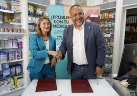 El presidente de la Diputación, y la presidenta del Colegio Oficial de Farmacéuticos de León, durante la firma en Bembibre.