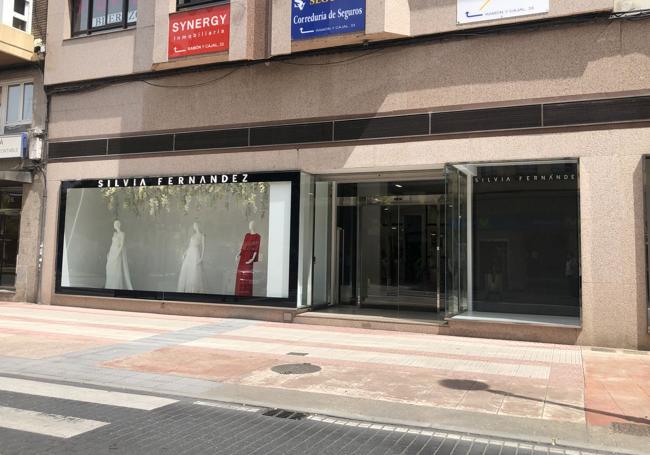 La primera tienda de Zara se trasladó posteriormente al número 26 de la calle Camino de Santiago, que ocupa hoy el atelier de la diseñadora Silvia Fernández.