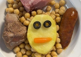 Una cara en una patata adorna un plato de cocido en uno de los menús del servicio de Pediatría del Hospital del Bierzo.