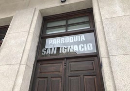 Imagen de la puerta de acceso a la parroquia de San Ignacio de Ponferrada.