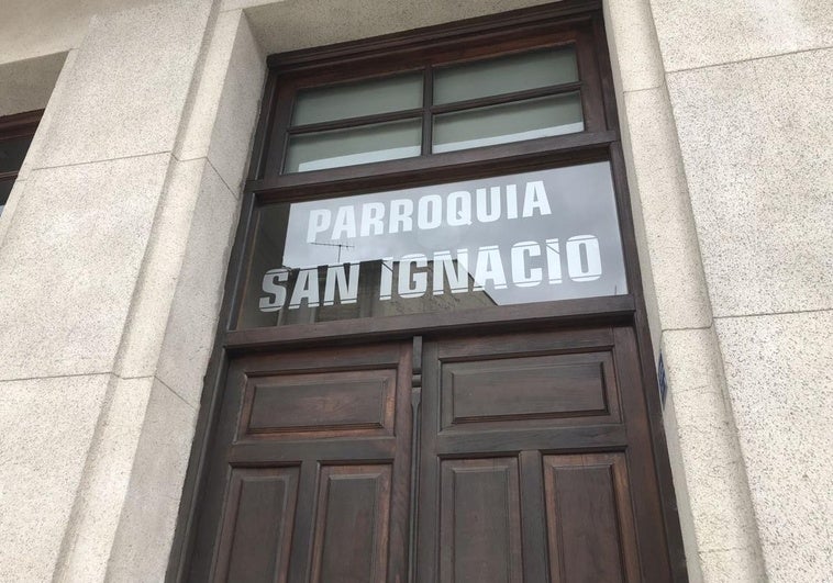 Imagen de la puerta de acceso a la parroquia de San Ignacio de Ponferrada.