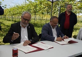 Los presidentes del Consejo Comarcal y de la Diputación firman el convenio del Banco de Tierras.