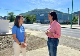 Las concejalas Eva González y Lidia Coca visitaron el lugar donde se instalará la rotonda de acceso a Toral de Merayo.