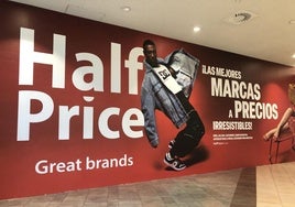 Imagen de los carteles en el local que ocupará la tienda de HalfPrice en el centro comercial El Rosal de Ponferrada.