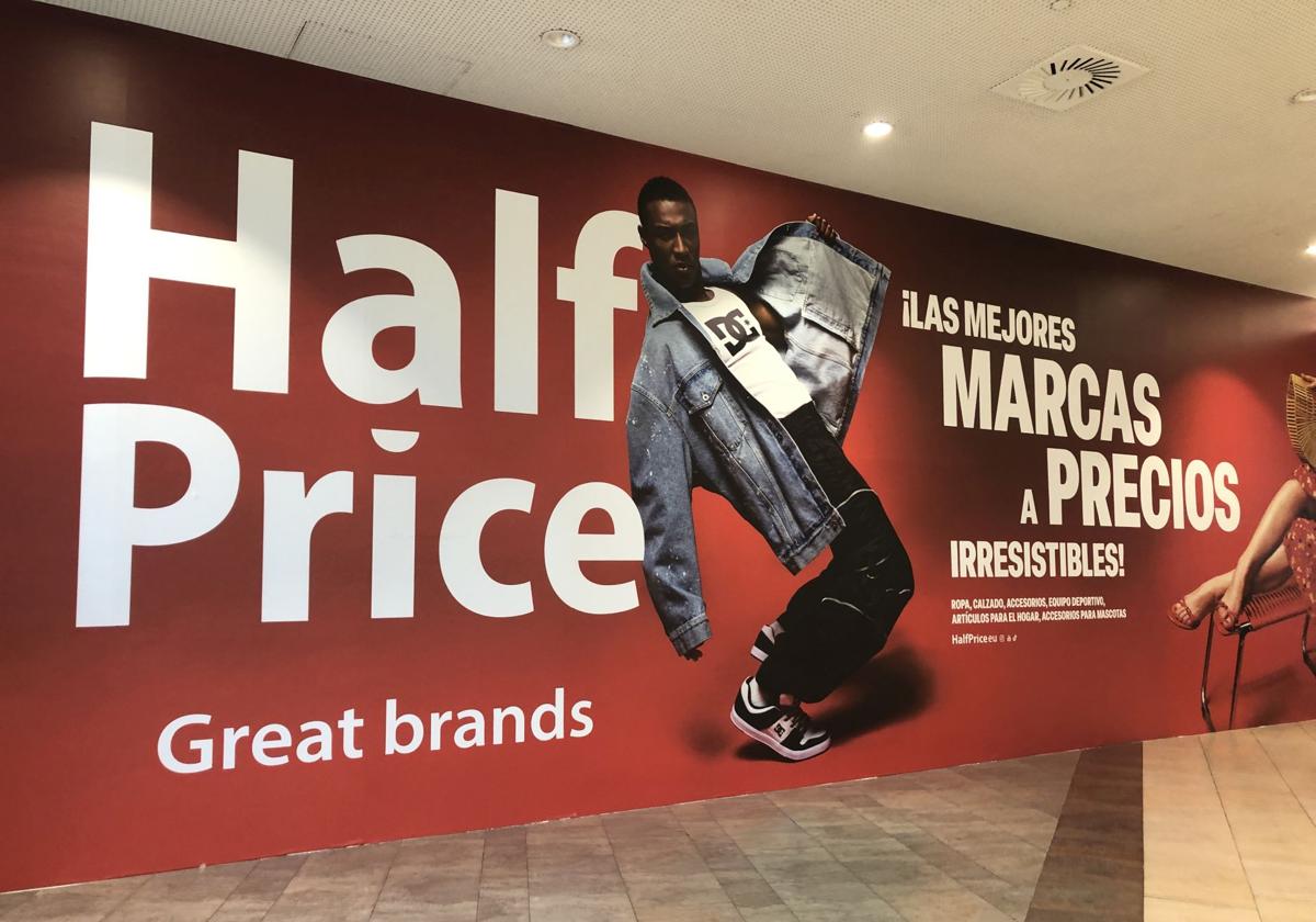 Imagen de los carteles en el local que ocupará la tienda de HalfPrice en el centro comercial El Rosal de Ponferrada.