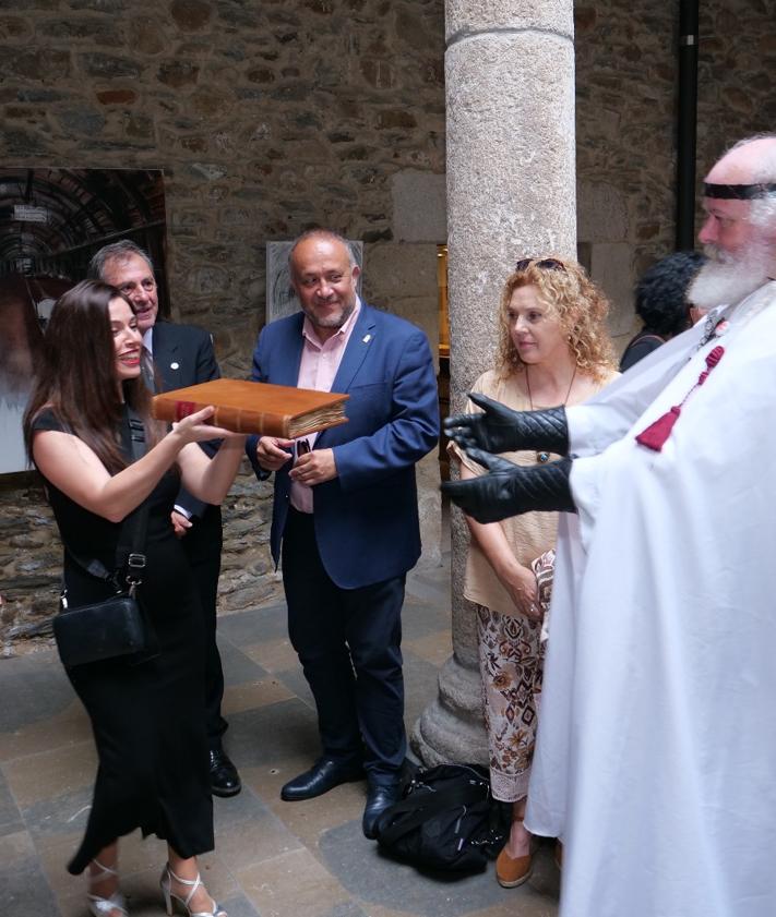 Imagen secundaria 2 - Con «honor e ilusión» por divulgar el Camino de Santiago
