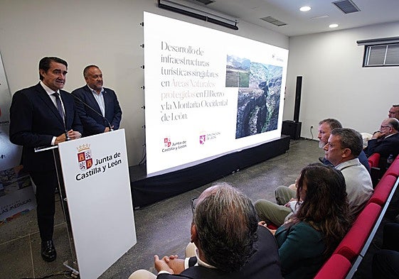 El consejero de Medio Ambiente y el presidente de la Diputación presentaron las infraestructuras turísticas que se pondrán en marcha en la provincia.