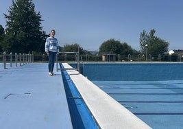 La edil de Deportes, Eva González, en las piscinas de Fuentesnuevas.