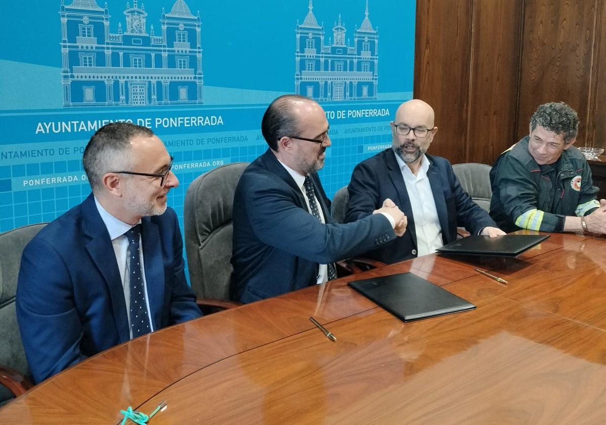 Imagen de la firma del convenio.