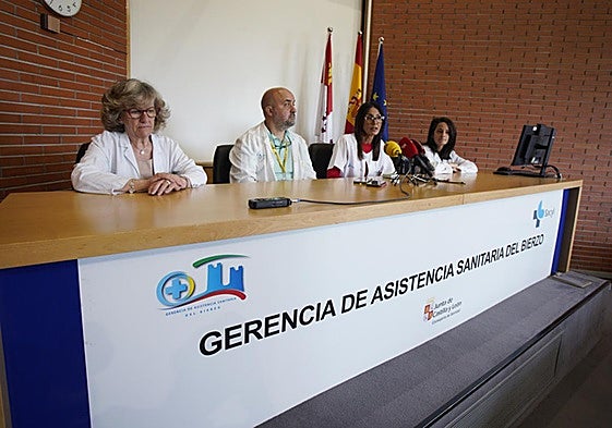 La directora médica de Atención Primaria (2D), junto a un hematólogo, una farmacéutica y la responsable de Hospitalización a Domicilio, en la presentación.