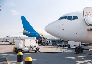 Imagen de un avión repostando combustible.