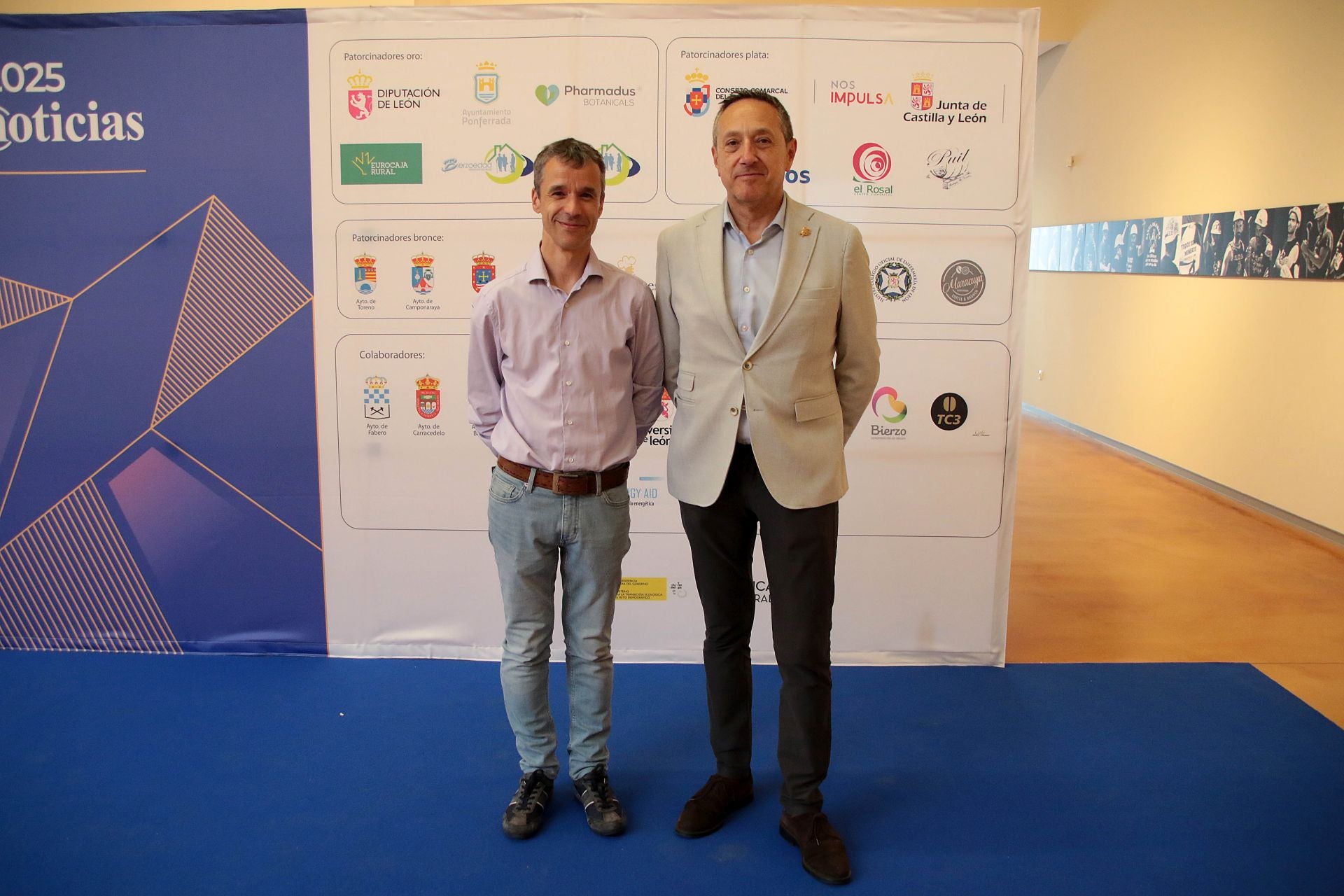 Francisco Javier Gómez de Agüero (secretario del Colegio de Enfermería de León) y Miguel Ángel de Mena (presidente Colegio de Enfermería de León).