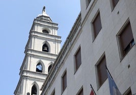 Imagen del campanario de la iglesia parroquial de San Ignacio de Ponferrada.