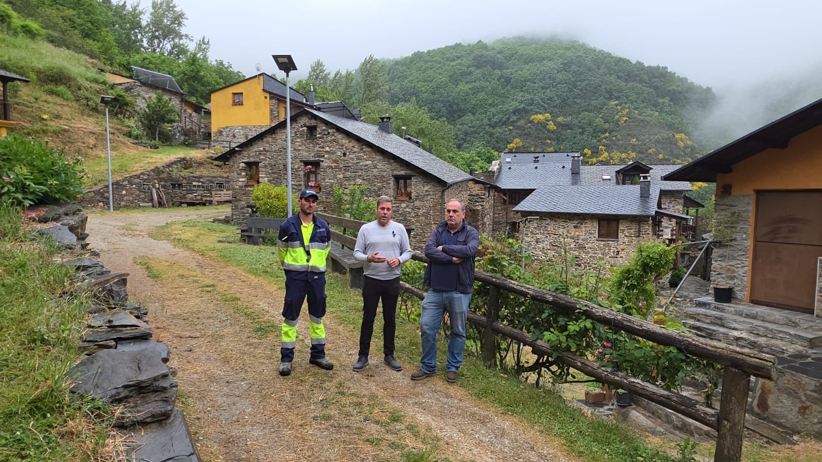 El concejal de Merio Rural, Iván Alonso (C), presentó la nueva iluciñon de San Adrián.