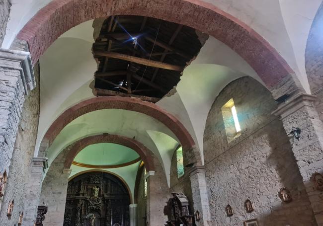 Imagen del boquete de 30 metros que se abrió en el techo del templo.
