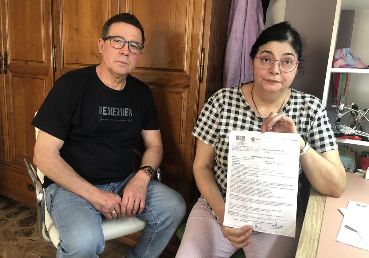 María Yolanda Pérez muestra uno de los informes clínicos del servicio de Urgencias del Hospital del Bierzo en presencia de su marido.