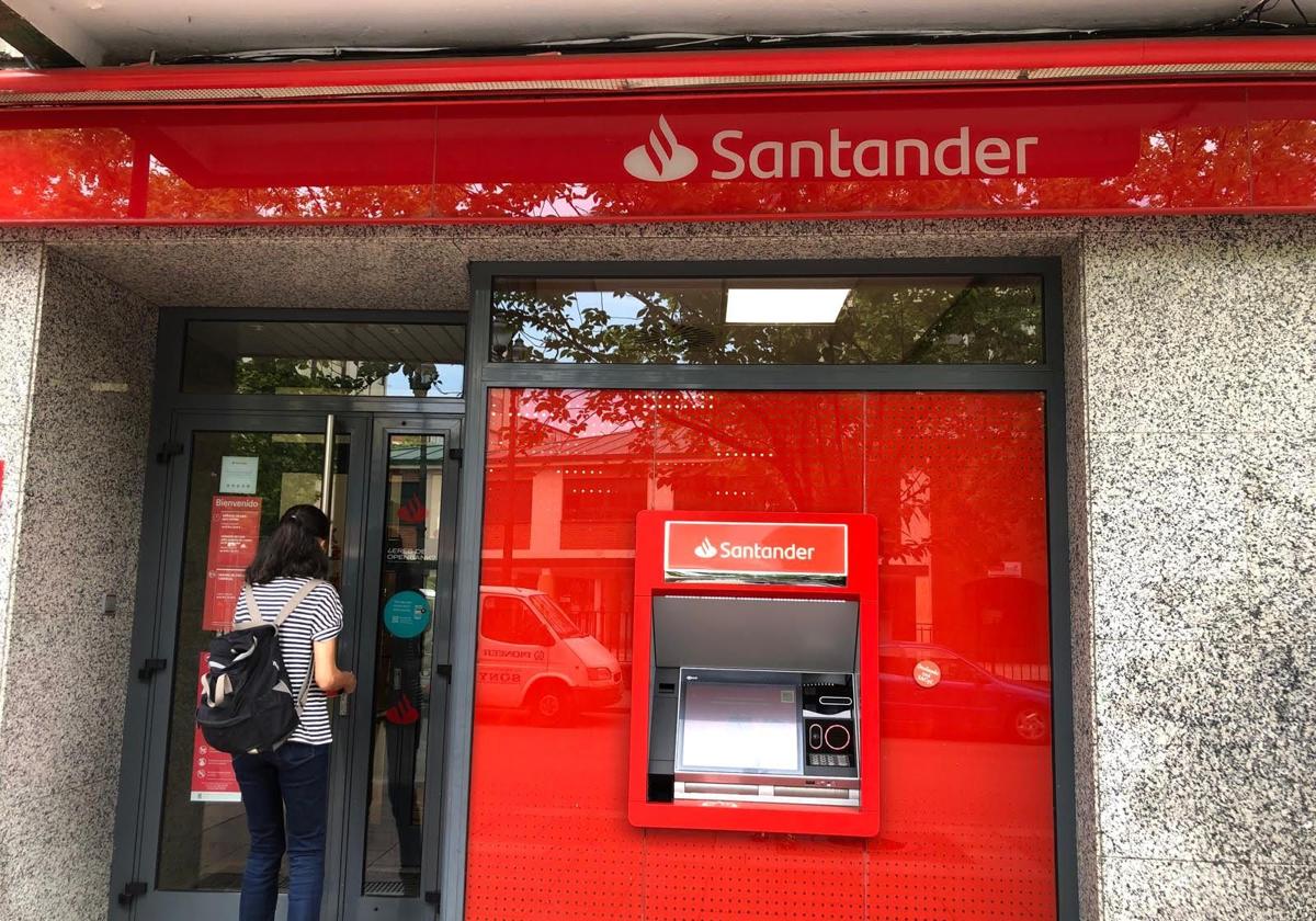 Imagen de la oficina del Banco Santander que va a cerrar en Ponferrada.