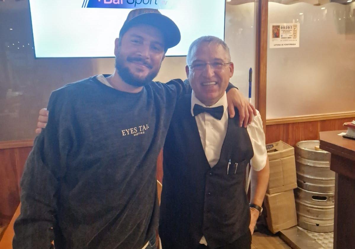 El camarero de El Asador El Bierzo de Barcelona, Víctor Muñoz, en imagen con el cantante Manuel Carrasco.