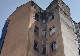 Imagen del avanzado estado de deterioro que presenta el edificio situado en el número 1 de la calle Embalse de Peñarrubia de Ponferrada.
