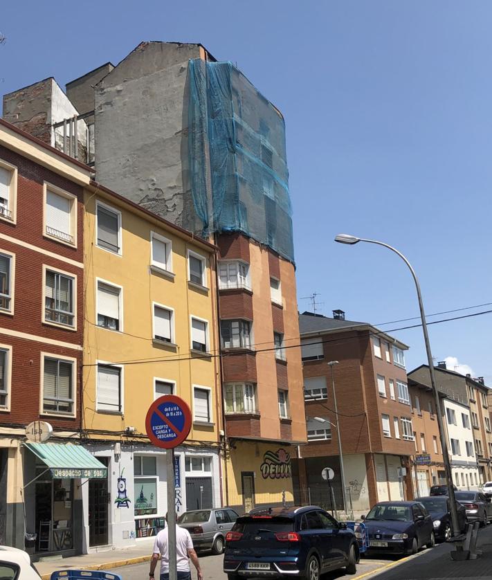 Imagen secundaria 2 - Una gran lona cubre desde hace años el inmueble que está rodeado por vallas instaladas por el Ayuntamiento.