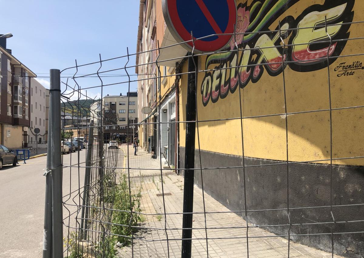 Imagen secundaria 1 - Una gran lona cubre desde hace años el inmueble que está rodeado por vallas instaladas por el Ayuntamiento.