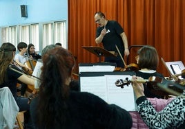 La Orquesta Sinfónica de Ponferrada en un momento durante un ensayo.