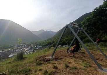 Un nuevo columpio corona el Bierzo para disfrutar del «paisaje espectacular» del valle del Burbia