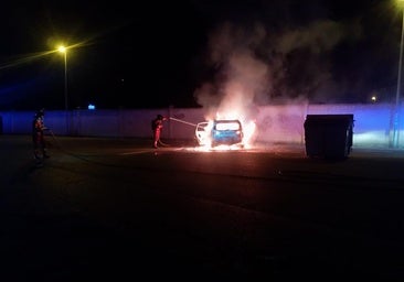 Los bomberos de Ponferrada sofocan el incendio de un vehículo en Fuentesnuevas
