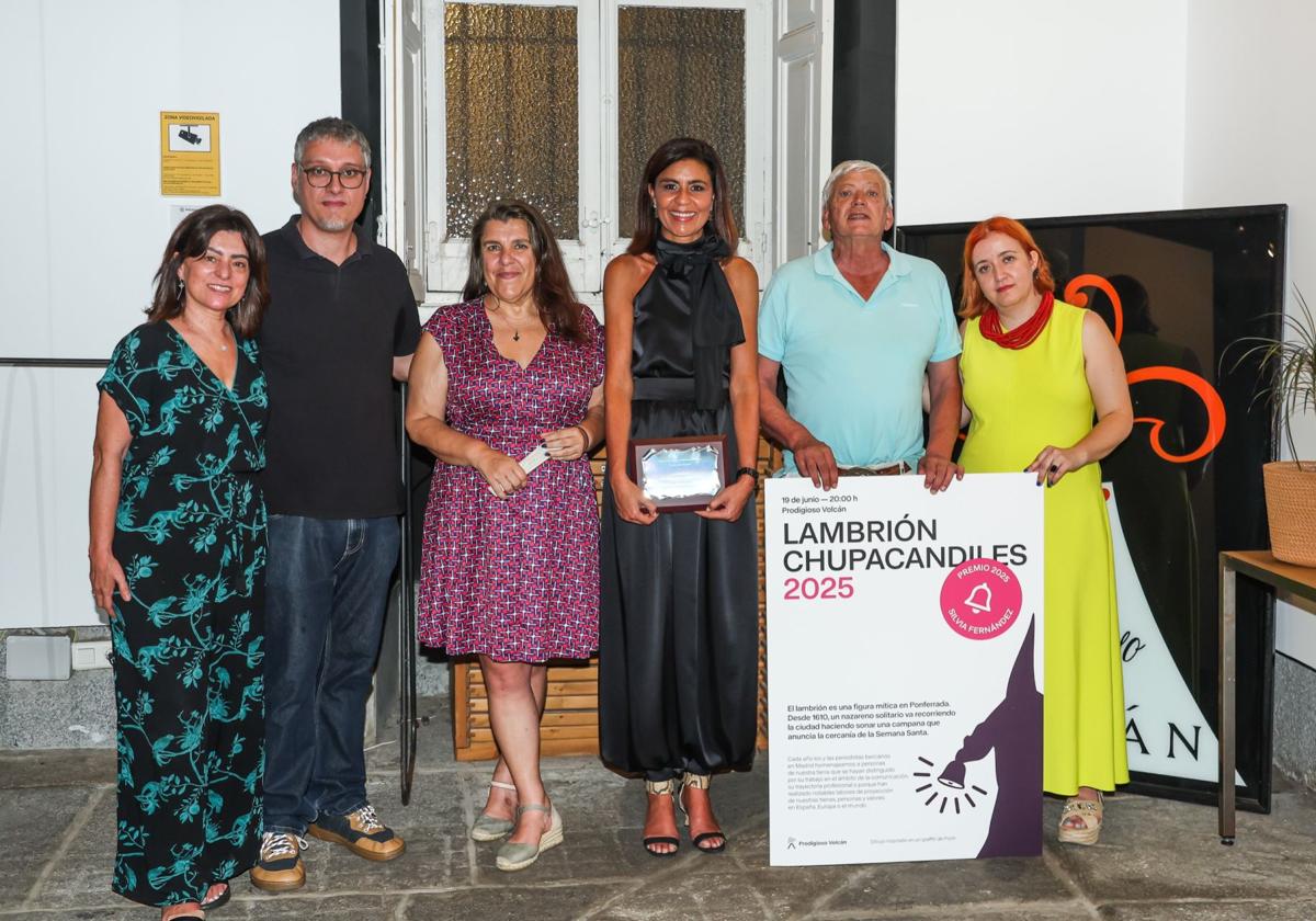 Silvia Fernández, en el centro de la imagen, recogiendo el premio.