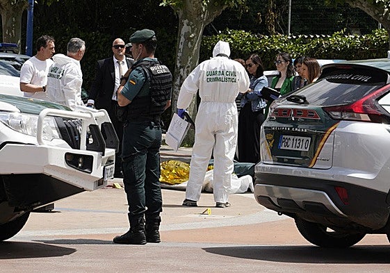 Efectivos de la Guardia Civil en la plaza de Santa Bárbara el día del trágico suceso.