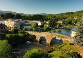 Imagen del puente romano del pueblo de la provincia de León en el que «se vive a otro ritmo».