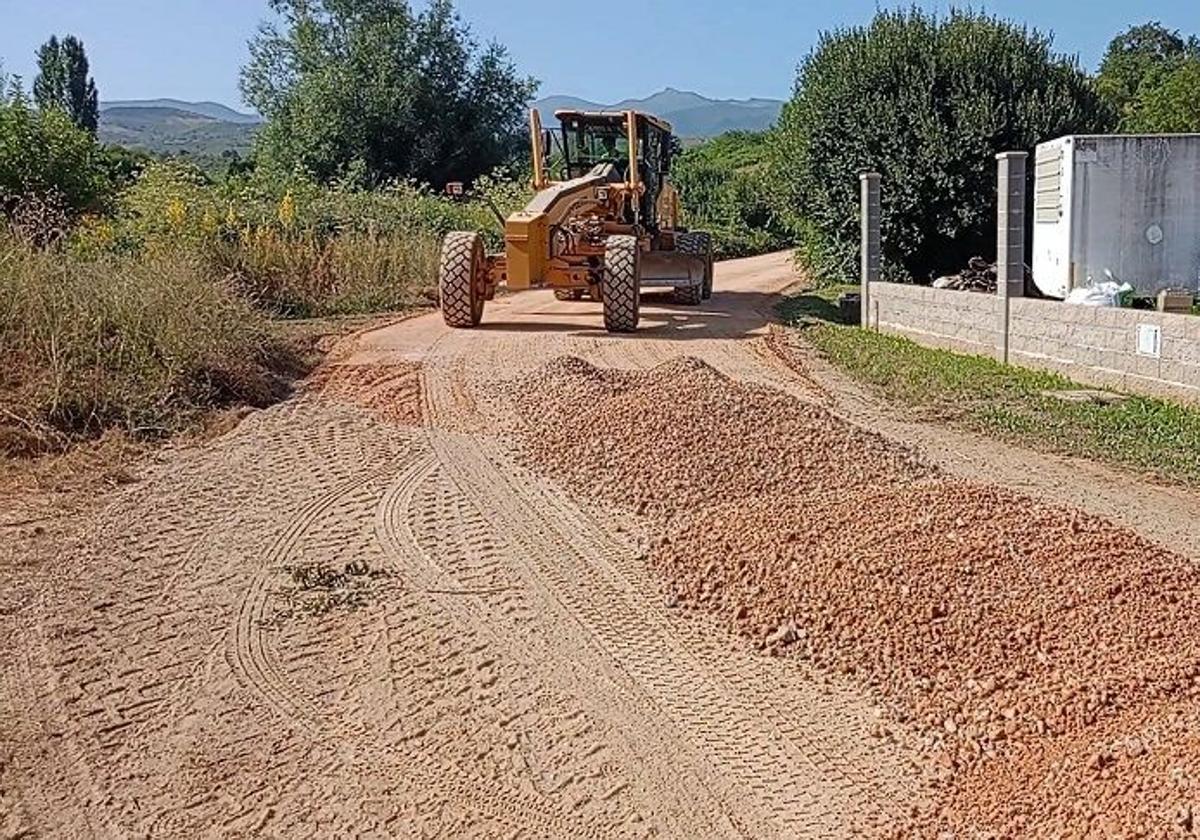 Imagen del inicio de los trabajos de asfaltado en caminos del medio rural de Ponferrada.