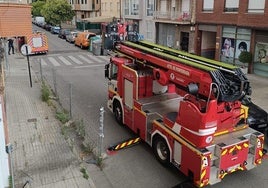 Imagen de los vehículos de los Bomberos de Ponferrada durante la intervención.