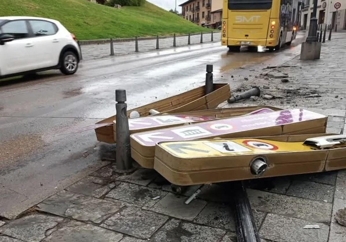 Imagen de las consecuencias del accidente de esta semana en la avenida del Castillo en Ponferrada.