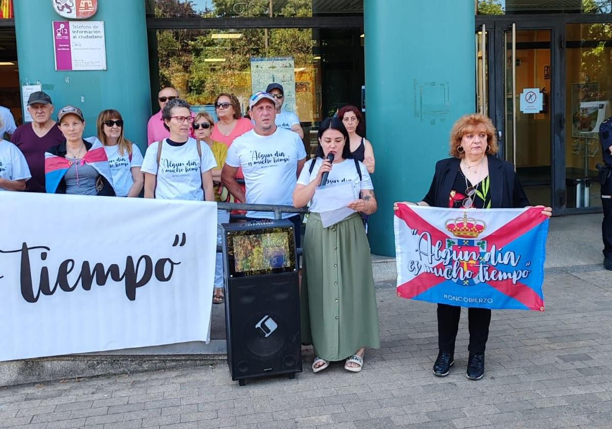 Imagen principal - Protesta de la Asociación de Familiares y Pacientes Oncológicos del Bierzo.
