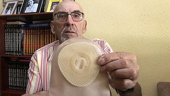 El berciano que vive con una bolsa en el abdomen: «Forma parte de mi cuerpo»