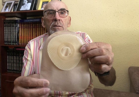 El berciano Manuel González muestra una bolsa de ostomía como la que lleva pegada a su cuerpo desde hace cinco meses.