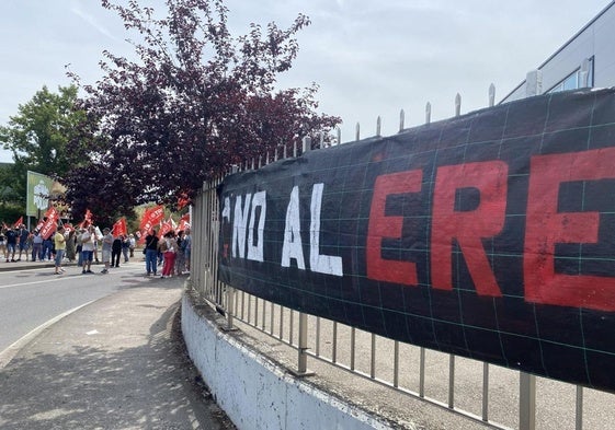 Pancarta de 'No al ERE' en el centro de trabajo de Teleperformance en Ponferrada.
